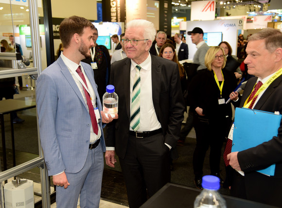 Ministerpräsident Winfried Kretschmann (2.v.l.) am Stand der INERATEC GmbH