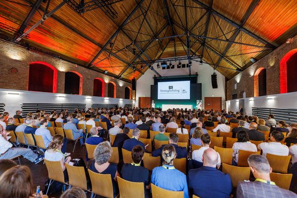 Blick in die Phoenixhalle im Römerkastell Stuttgart während der Rede von Ministerpräsident Winfried Kretschmann (hinten)