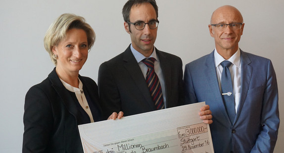 Ministerin Dr. Nicole Hoffmeister-Kraut übergabe einen Förderbescheid an den Bürgermeister der Gemeinde Braunsbach Frank Harsch und den Landrat des Kreises Schwäbisch Hall Gerhard Bauer (von links).