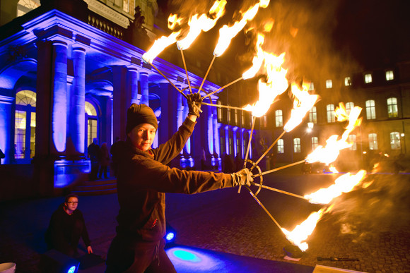 Feuerartist vor dem Neuen Schloss