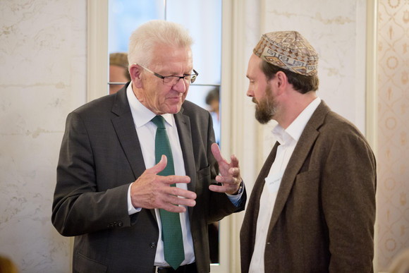 Ministerpräsident Winfried Kretschmann (l.) im Gespräch