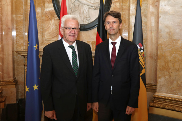 Ministerpräsident Winfried Kretschmann (l.) und der Botschafter der Republik Österreich, Dr. Peter Huber (r.) (Foto: Staatsministerium Baden-Württemberg)