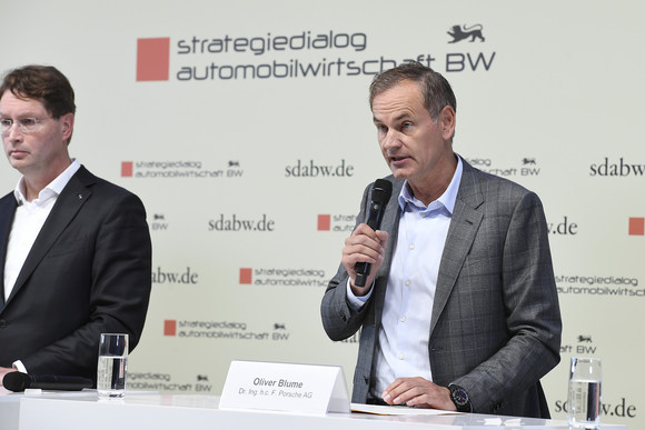 Oliver Blume (rechts), Vorstandsvorsitzender der Dr. Ing h.c. F. Porsche AG, spricht auf der Pressekonferenz bei der fünften Jahresveranstaltung des Strategiedialogs Automobilwirtschaft.