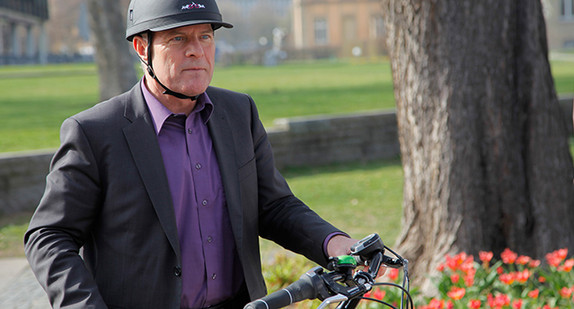 Winfried Hermann mit seinem Fahrrad vor dem Landtag in Stuttgart.