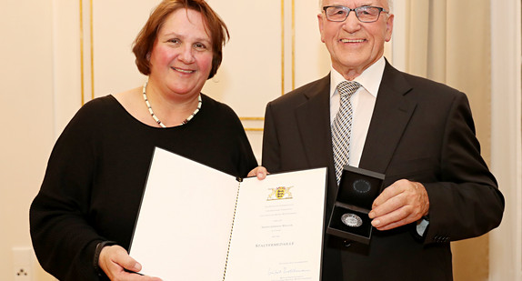 Staatsministerin Theresa Schopper (l.) überreicht German Weller (r.) die Staufermedaille (Bild: Staatsministerium Baden-Württemberg)