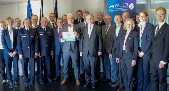 Lenkungsgruppe Evaluation Polizeireform bei der Übergange des Evaluationsberichts an Minister Thomas Strobl (Foto: Ministerium für Inneres, Digitalisierung und Migration Baden-Württemberg)