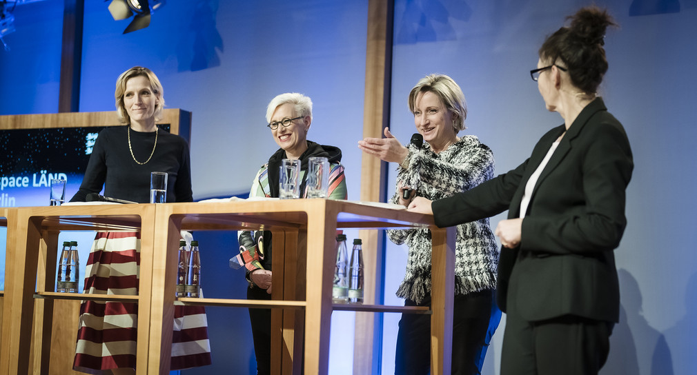 (v.l.n.r.) Marie-Christine von Hahn, Hauptgeschäftsführerin des Bundesverbands der Deutschen Luft- und Raumfahrtindustrie (BDLI), Prof. Dr. Anke Kaysser-Pyzalla, Vorstandvorsitzende des Deutschen Zentrums für Luft- und Raumfahrt (DLR) und Dr. Nicole Hoffmeister-Kraut, Ministerin für Wirtschaft, Arbeit und Tourismus