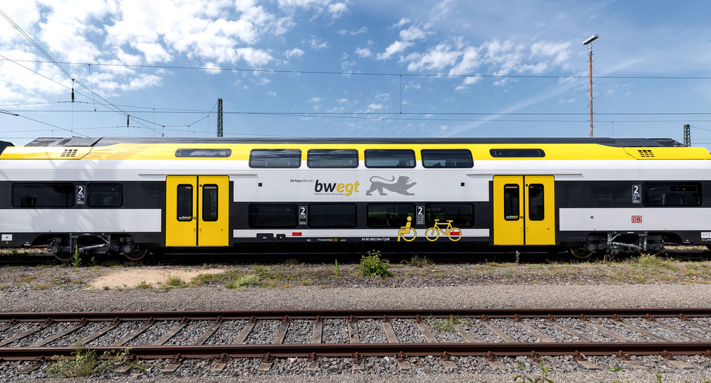 Ein Zug steht auf einem Gleis.