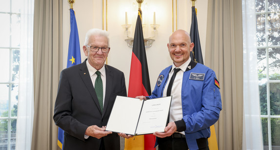 Ministerpräsident Winfried Kretschmann (links) und Dr. Alexander Gerst (rechts)