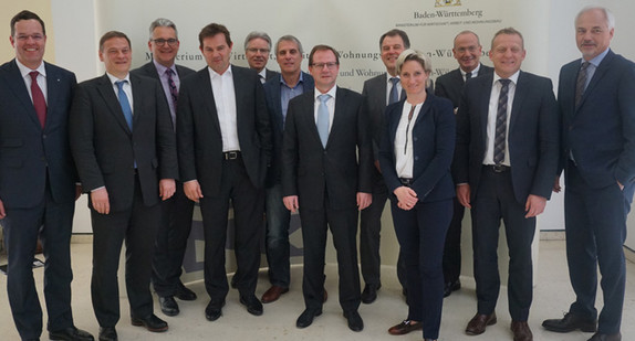 Branchentreffen zum Transformationsprozess der Automobilindustrie, Gruppenfoto mit Wirtschaftsministerin Nicole Hoffmeister-Kraut (Foto: Ministerium für Wirtschaft, Arbeit und Wohnungsbau)