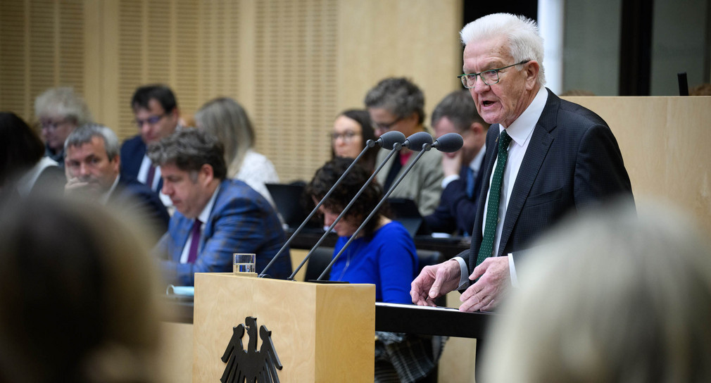 Ministerpräsident Winfried Kretschmann spricht bei der Plenarsitzung im Deutschen Bundesrat.