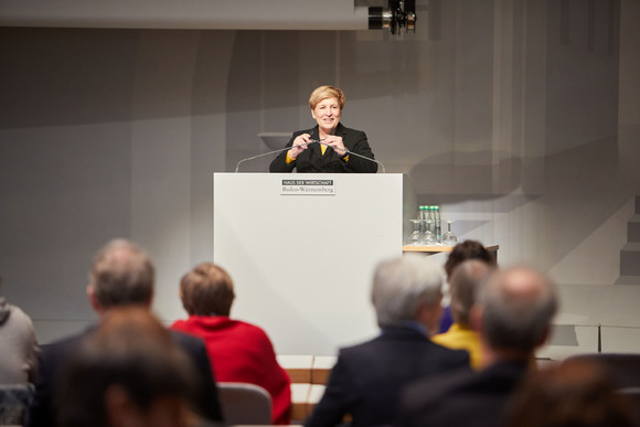 Begrüßung der Veranstaltungsteilnehmerinnen und Teilnehmer durch die Ministerin für Landesentwicklung und Wohnen, Nicole Razavi MdL