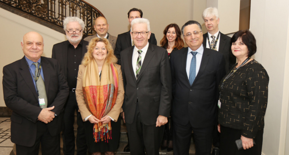 Gruppenbild mit Ministerpräsident Winfried Kretschmann (M.) und Klaus-Peter Murawski, Staatsminister und Chef der Staatskanzlei (2.v.l.)