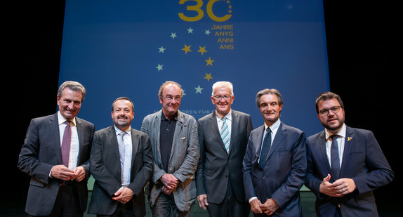 v.l.n.r.: EU-Kommissar Günther Oettinger, Yannick Neuder (Vizepräsident von Auvergne-Rhône-Alpes), Robert Menasse, Ministerpräsident Winfried Kretschmann, Attilio Fontana (Präsident der Lombardei) und Pere Aragonès (Vize-Präsident Kataloniens)