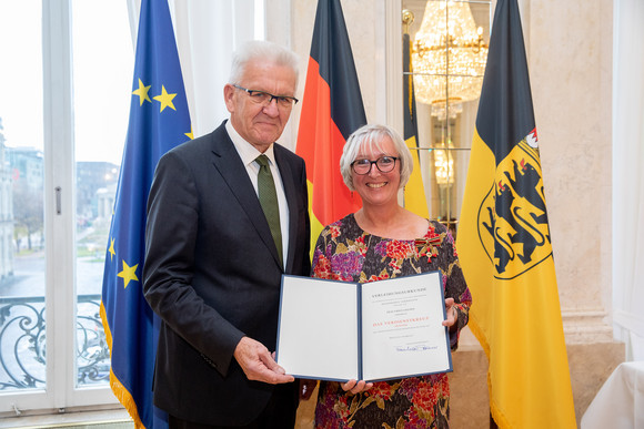 Ministerpräsident Winfried Kretschmann (l.) und Ursula Kloos (r.) (Bild: Staatsministerium Baden-Württemberg)