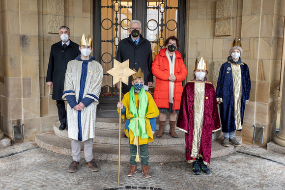 Ministerpräsident Winfried Kretschmann und seine Frau Gerlinde (hinten, Mitte) mit der Sternsingergruppe der Katholischen Kirchengemeinde St. Maximilian Kolbe Vörstetten