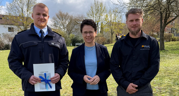 von links nach rechts: Herr Knödler von der Justizvollzugsanstalt Schwäbisch Hall, Justizministerin Marion Gentges und Herr Mack von der Justizvollzugsanstalt Heimsheim