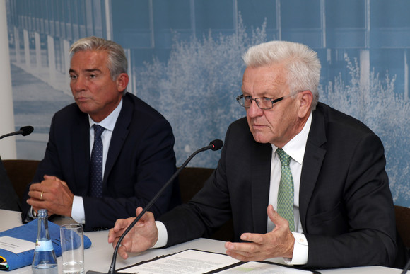 Ministerpräsident Winfried Kretschmann (r.) und Innenminister Tomas Stobl (l.)