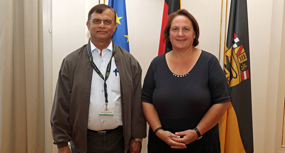 Staatssekretärin Theresa Schopper (r.) und der nepalesische Staatssekretär Dinesh Thapaliya (l.) (Bild: Staatsministerium Baden-Württemberg)