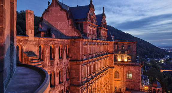 Schloss Heidelberg, Friedrichsbau und Fassbau bei Nacht (Bild: © Staatliche Schlösser und Gärten).