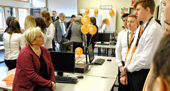 Kultusministerin Susanne Eisenmann (l.) spricht mit Schülern der Kaufmännischen Schule in Lahr. (Foto: Ministerium für Kultus, Jugend und Sport Baden-Württemberg)