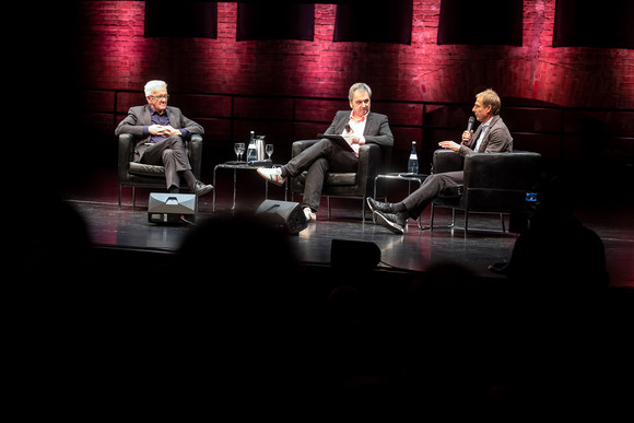 v.l.n.r.: Ministerpräsident Winfried Kretschmann, Arnd Zeigler und Jürgen Klinsmann (Bild: Staatsministerium Baden-Württemberg)