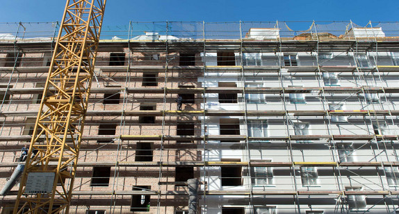 Ein Altbau ist aufgrund einer Sanierung eingerüstet