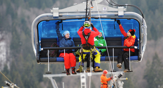 Passagiere werden auf dem Feldberg im Schwarzwald während einer Übung  aus einer neuen Sesselbahn von Rettern der Bergwacht abgeseilt (Quelle: dpa). 