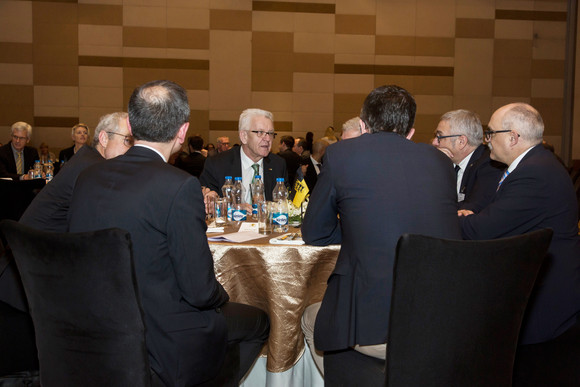 Ministerpräsident Winfried Kretschmann beim Abendessen in Pune im Gespräch mit verschiedenen Delegationsmitgliedern (Bild: © Staatsminsiterium Baden-Württemberg).