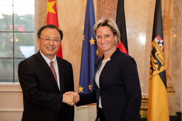 Der Gouverneur der Provinz Jiangsu, Wu Zhenglong (l.), und Wirtschaftsministerin Nicole Hoffmeister-Kraut (r.) (Foto: Staatsministerium Baden-Württemberg)