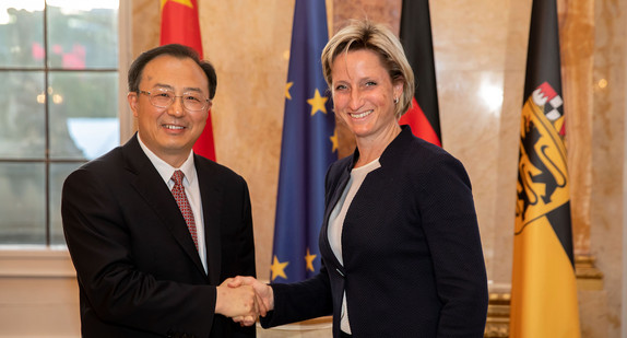 Der Gouverneur der Provinz Jiangsu, Wu Zhenglong (l.), und Wirtschaftsministerin Nicole Hoffmeister-Kraut (r.) (Foto: Staatsministerium Baden-Württemberg)