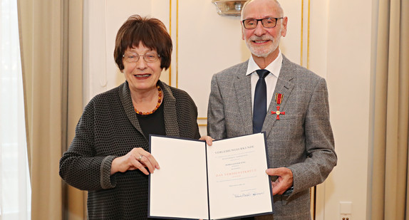 Staatsrätin Gisela Erler (l.) und Günter Jung (r.) (Bild: Staatsministerium Baden-Württemberg)
