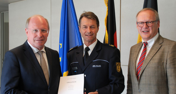 Staatssekretär Wilfried Klenk MdL, Polizeipräsident Bernhard Weber und Dietrich Moser von Filseck, Stellvertreter des Landespolizeipräsidenten, bei der Aushändigung der Urkunde (von links nach rechts).