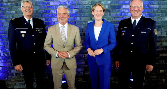 von links nach rechts: Der bisherige Polizeipräsident des Polizeipräsidiums Offenburg Reinhard Renter, Innenminister Thomas Strobl, Landespolizeipräsidentin Dr. Stefanie Hinz und der neue Polizeipräsident des Polizeipräsidiums Offenburg Jürgen Rieger