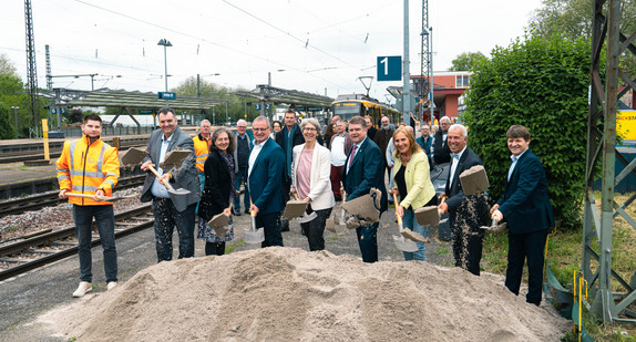 Staatssekretärin Zimmer und weitere Vertreter:innen der beteiligten Projektpartner beim SPatenstich in Bretten