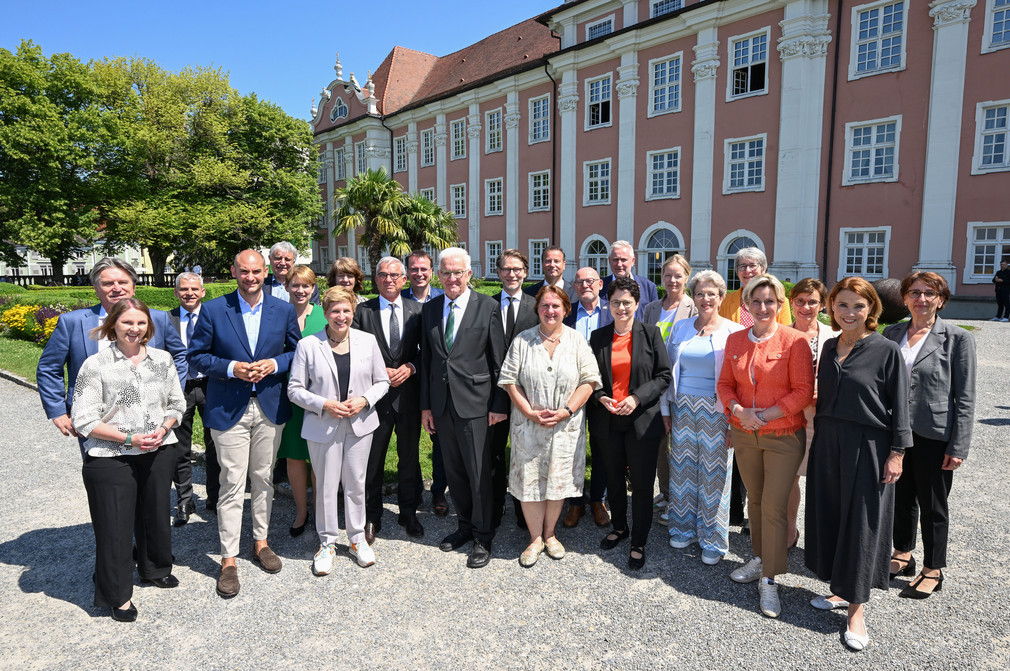Gruppenbild des Kabinetts vor dem Neuen Schloss in Meersburg