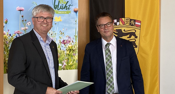 Der neue Leiter des CVUA Freiburg, Ralf Lippold (l.) und der Minister für Ländlichen Raum und Verbraucherschutz, Peter Hauk (r.) (Bild: Ministerium für Ländlichen Raum und Verbraucherschutz Baden-Württemberg)