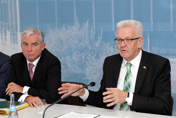 Ministerpräsident Winfried Kretschmann (r.) und der Minister für Inneres, Digitalisierung und Migration, Thomas Strobl (l.)