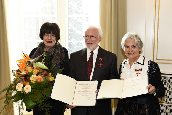 Die Staatsrätin für Zivilgesellschaft und Bürgerbeteiligung, Gisela Erler (l.), Albert Bäumer (M.) und Ilse Bäumer (r.)