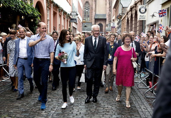 Spaziergang zur Alten Brücke: Heidelbergs Oberbürgermeister Prof. Dr. Eckart Würzner, Prinz William, Herzogin Catherine, Ministerpräsident Winfried Kretschmann und Gerlinde Kretschmann (v.l.n.r.)