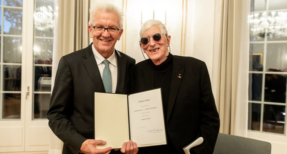 Ministerpräsident Winfried Kretschmann (l.) und Tomi Ungerer (r.) (Bild: Staatsministerium Baden-Württemberg)