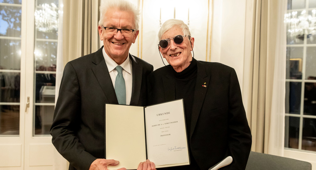 Ministerpräsident Winfried Kretschmann (l.) und Tomi Ungerer (r.) (Bild: Staatsministerium Baden-Württemberg)