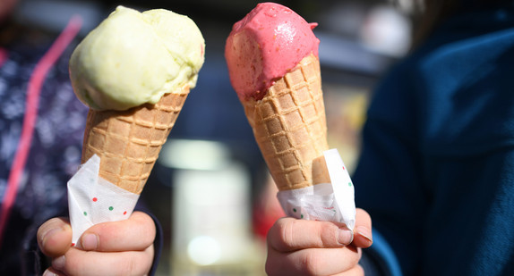 Zwei Kinder in Freiburg im Breisgau halten ein Eis in der Waffel in der Hand. (Bild: picture alliance/Patrick Seeger/dpa)