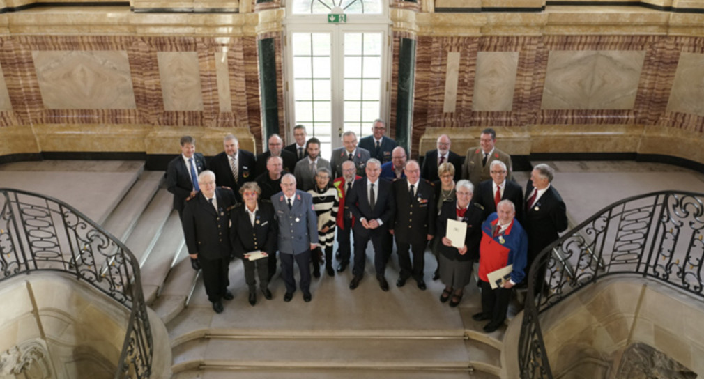 Gruppenbild mit Innenminister Thomas Strobl (vorne, M.) (Foto: Ministerium für Inneres, Digitalisierung und Migration Baden-Württemberg)