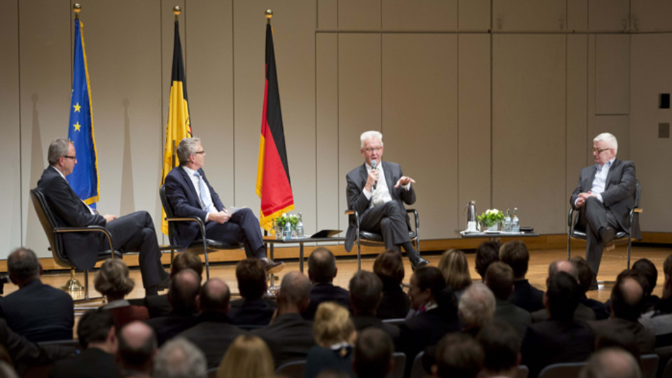 v.l.n.r.: Bundesverfassungsgerichtspräsident Andreas Voßkuhle, Moderator Peter Heilbrunner, Ministerpräsident Winfried Kretschmann und der ehemalige Außenminister Joschka Fischer bei einer Podiumsdiskussion zum Auftakt des Europadialogs der Landesregierung am 6. Dezember 2017 in der Liederhalle in Stuttgart