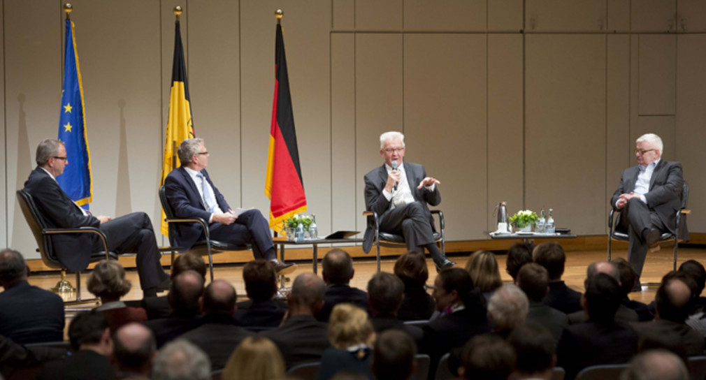 v.l.n.r.: Bundesverfassungsgerichtspräsident Andreas Voßkuhle, Moderator Peter Heilbrunner, Ministerpräsident Winfried Kretschmann und der ehemalige Außenminister Joschka Fischer bei einer Podiumsdiskussion zum Auftakt des Europadialogs der Landesregierung am 6. Dezember 2017 in der Liederhalle in Stuttgart