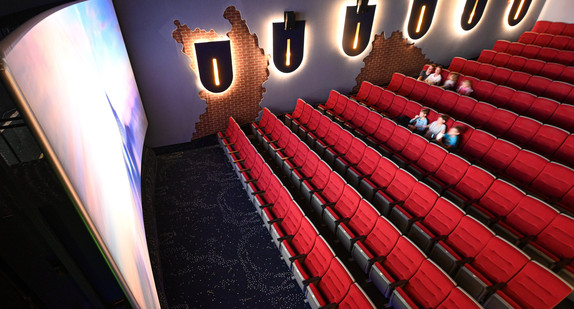 Besucher sitzen in einem Kinosaal.