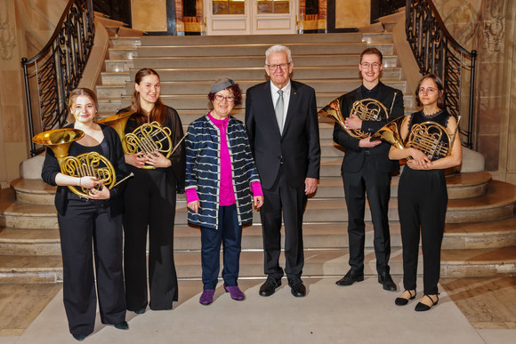 Gruppenbild von Ministerpräsident Winfried Kretschmann und seiner Ehefrau Gerlinde mit dem Hornquartett des Landesjugendorchesters.