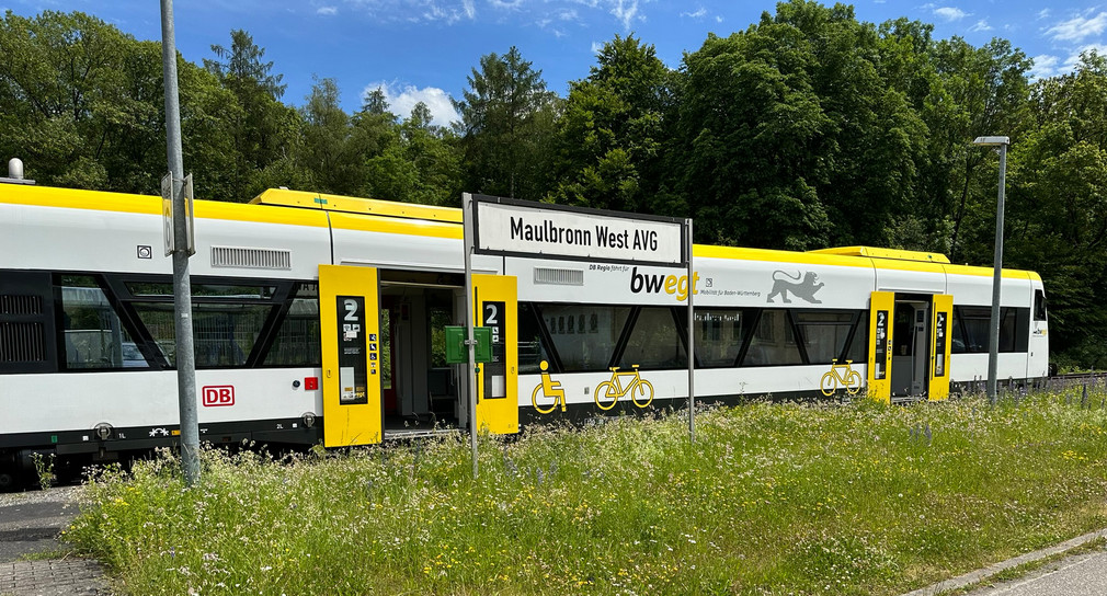 Regionalzug im gelb-schwarz-weißen Design von bwegt an der Haltestelle Maulbronn-West
