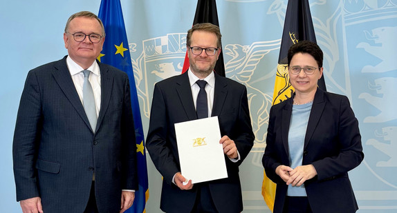 Von links nach rechts: Amtschef des Ministeriums der Justiz und für Migration Elmar Steinbacher, Leitender Oberstaatsanwalt der Staatsanwaltschaft Mosbach Holger Schmitt, Ministerin der Justiz und für Migration Marion Gentges